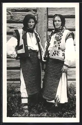 AK Rusinky z Rachovska, zwei Bäuerinnen in Tracht