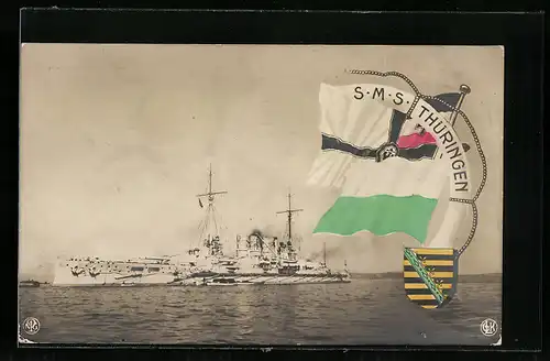 AK S. M. S. Thüringen auf offenem Wasser, Flagge und Wappen