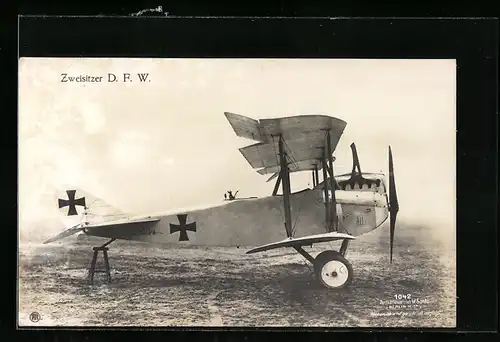 Foto-AK Sanke Nr. 1042: Zweisitzer D. F. W. Flugzeug mit Eisernem Kreuz