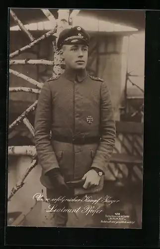 Foto-AK Sanke Nr. 428: Kampfflieger Leutnant Pfeifer in Uniform mit EK