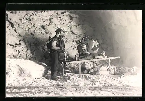 AK Grubenwehr rettet verletzte Bergleute in einer Grube