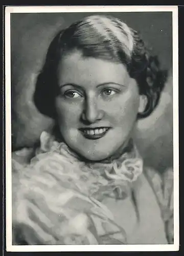 AK Opernsängerin Josefine Bisutti lächelt freundlich