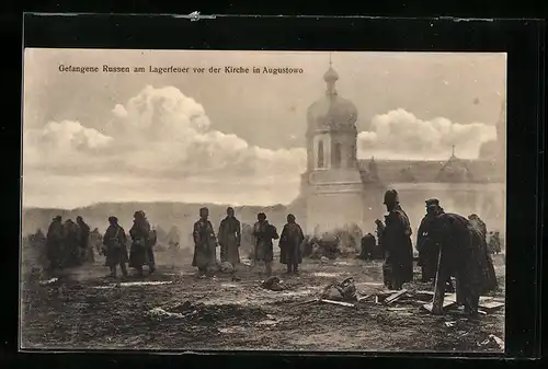 AK Augustowo, Kriegsgefangene Russen am Lagerfeuer vor der Kirche