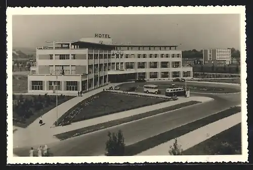 Foto-AK Otrokowitz, Strassenpartie mit Hotel