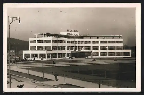 AK Otrokowitz /Batov, Hotel mit Strassenpartie