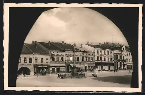 AK Wallachisch-Meseritsch, Strassenpartie mit Denkmal durch Tor