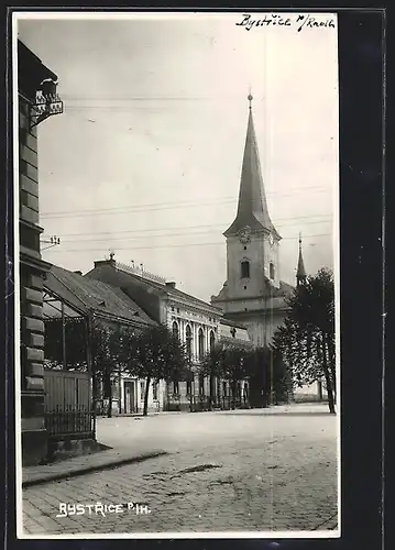 AK Bystrice p. H., Strassenpartie mit Kirche