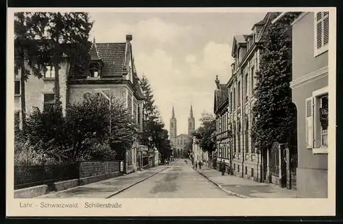 AK Lahr /Schwarzwald, Schillerstrasse mit Kirche