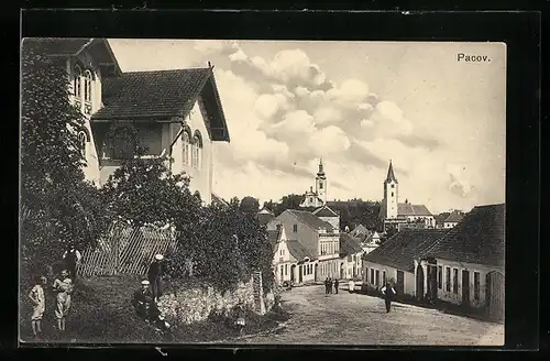 AK Pacov, Strassenpartie mit Blick auf die Kirche