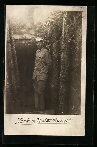 Foto-AK Soldat in Uniform vor dem Unterstand im Schützengraben