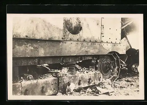 AK Ansicht der unteren Seite eines Tank Panzers