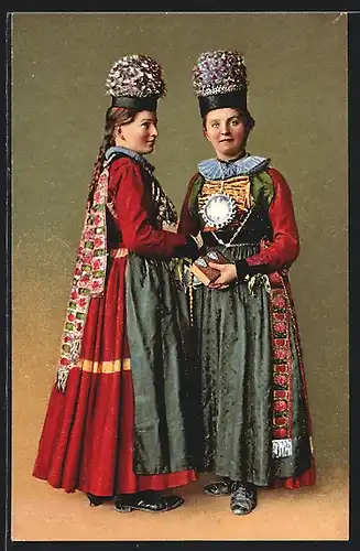 AK Freiburg, Zwei Frauen in Prozessionstracht mit Bibel