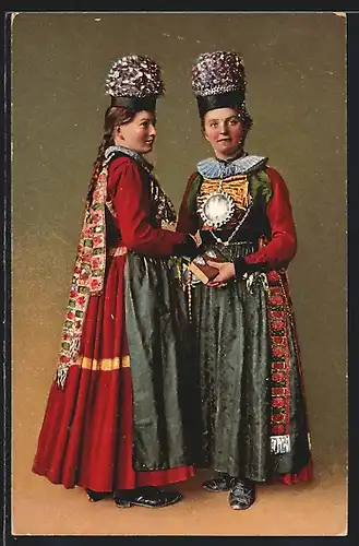 AK Freiburg, Zwei Frauen in Prozessionstracht mit Bibel