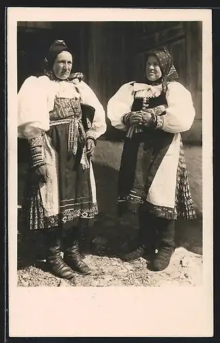 AK Vazec, Zwei Slowakinnen in Trachtenkleidung
