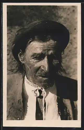 AK Starec Z Malej Kubry Trencine, alter Mann in slowakischer Trachtenkleidung