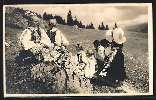 AK Hel`pa, Slowakische Mädchen in Tracht zu Ostern