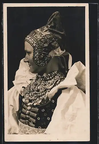 AK Vezec, Junge Slowakin mit Haube