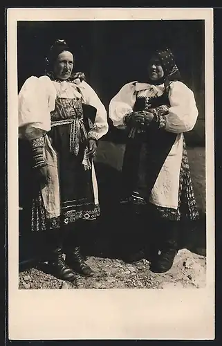 AK Vazec, Zwei Slowakinnen kommen aus der Kirche