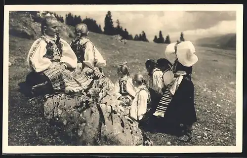 AK Hel`pa, Slowakische Mädchen in Tracht zu Ostern