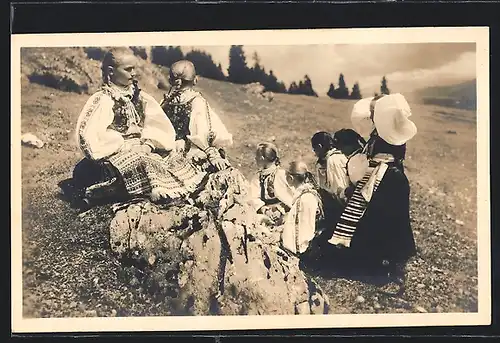 AK Hel`pa, Slowakische Mädchen in Trachtenkleidung