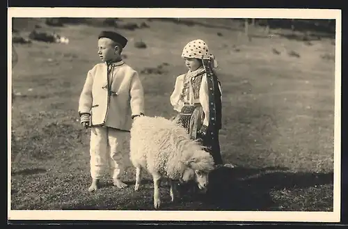 AK Slowakische Kinder in Tracht mit einem Schaf auf der Weide