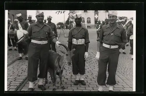 AK Französische Grenzsoldaten mit Ziegenbock