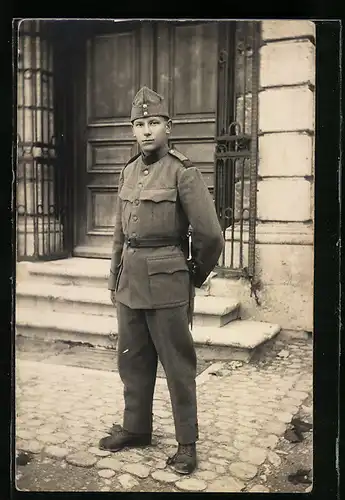 Foto-AK Schweizer Soldat in Uniform mit Käppi
