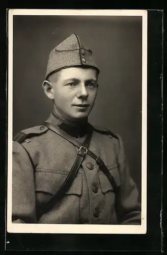 Foto-AK Schweizer Soldat in Uniform mit Käppi