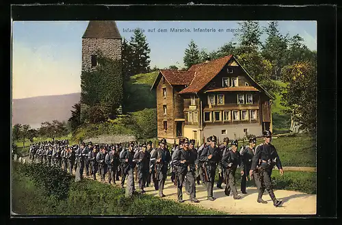 AK Schweizer Infanteriesoldaten in Uniformen auf dem Marsche