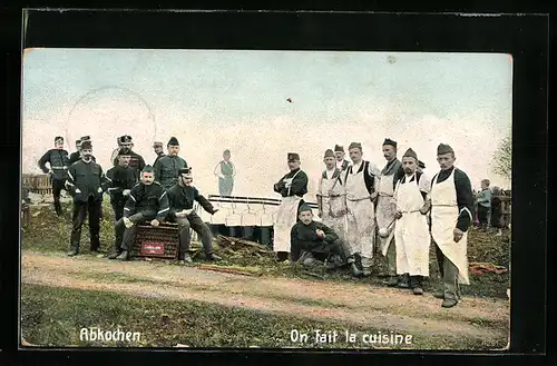 AK Schweizer Soldaten in Uniform beim Abkochen