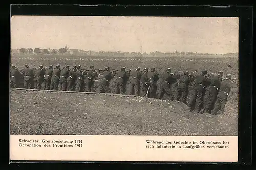 AK Während der Gefechte im Oberelsass hat sich Infanterie in Laufgräben verschanzt, Schweizer Grenzbesetzung 1914