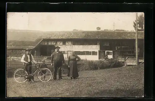 Foto-AK Heimatshofen / Aying, Fachwerkhaus und Bauern mit Fahrrad 1918