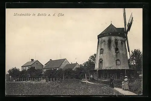 AK Gohlis a. d. Elbe, Windmühle mit Frauen und Kind davor