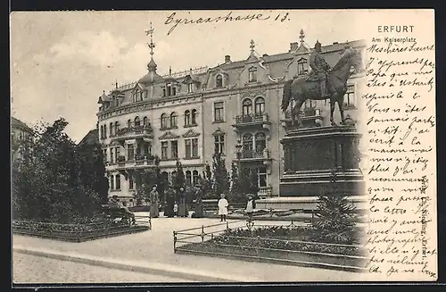 AK Erfurt, Passanten auf dem Kaiserplatz