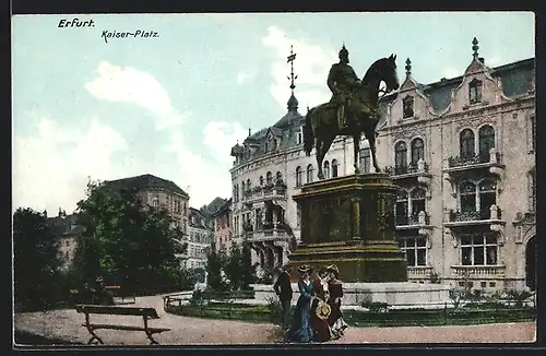 AK Erfurt, Passanten auf dem Kaiserplatz