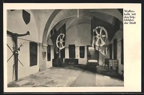 AK Erfurt, Städt. Museum, Waffenhalle mit den Setzschilden der Stadt