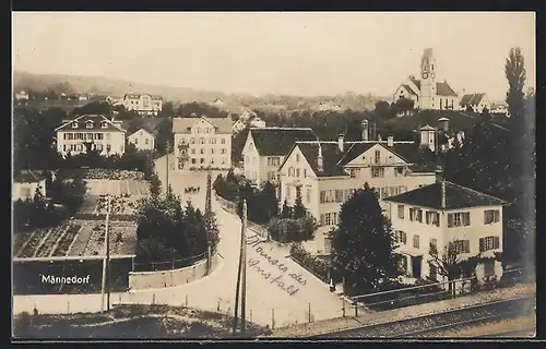 AK Männedorf, Strassenpartie mit Häusern und Blick zur Kirche