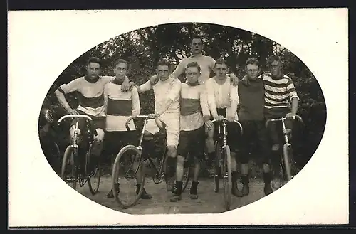 Foto-AK Radsportler auf Gruppenbild von 1920