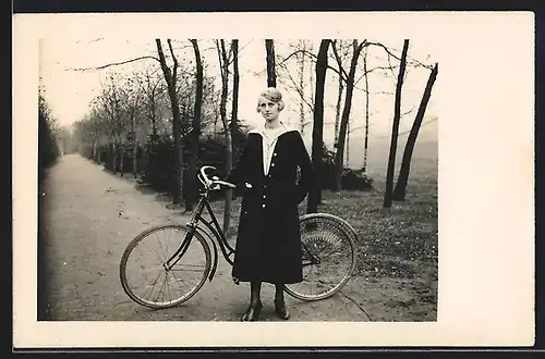 Foto-AK Hübsche junge Frau mit ihrem Fahrrad