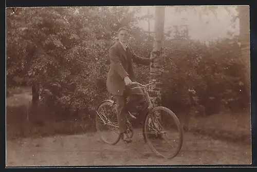Foto-AK Herr auf Fahrrad lehnt an einer Birke