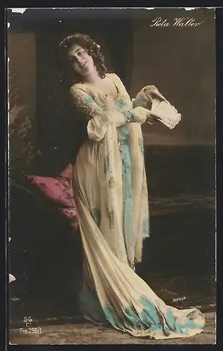 AK Opernsängerin Reta Waler mit Fächer in der Hand
