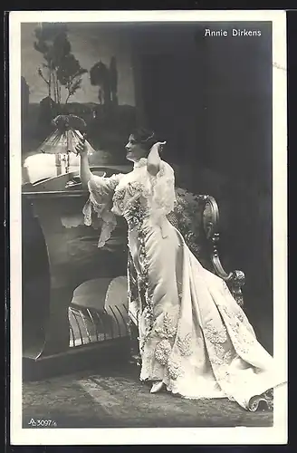 AK Opernsängerin Annie Dirkens betrachtet sich im Spiegel