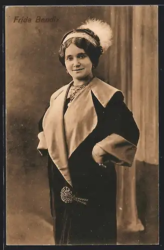 AK Opernsängerin Frida Bendix im eleganten Mantel