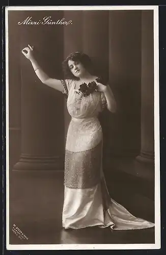 AK Opernsängerin Mizzi Günther im eleganten Kleid