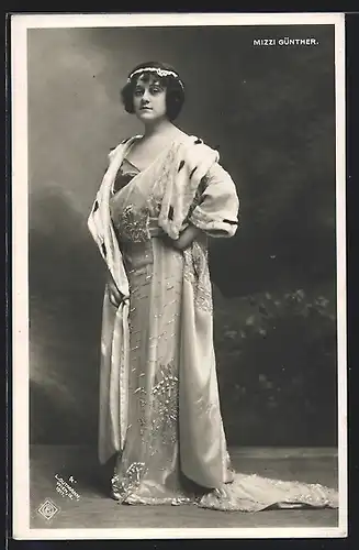 AK Opernsängerin Mizzi Günther im Hermelimantel