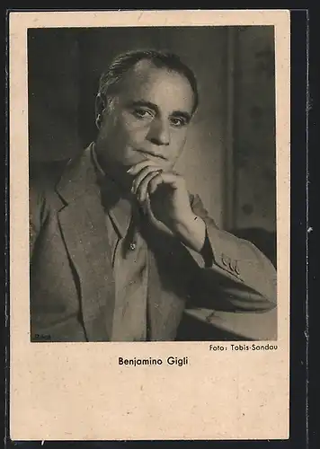 AK Opernsänger Benjamino Gigli mit aufgestütztem Kopf