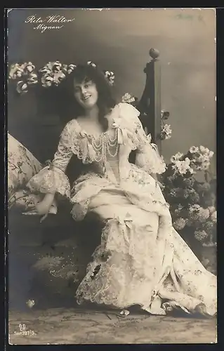 AK Schauspielerin Reta Walter im Rüschenkleid sitzt auf einer Bank