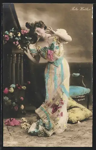 AK Opernsängerin Reta Walter im sommerlichen Kleid