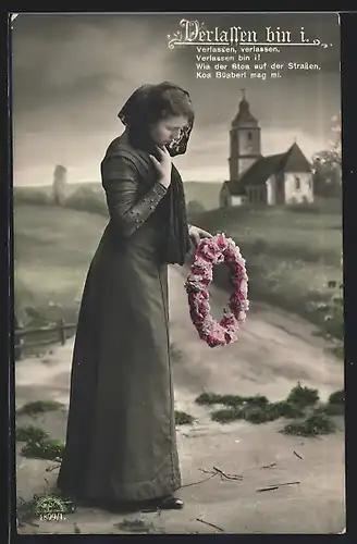 Foto-AK R & K / L Nr. 4899/1: Trauernde Frau mit Blumenkranz in der Hand, Verlassen bin i