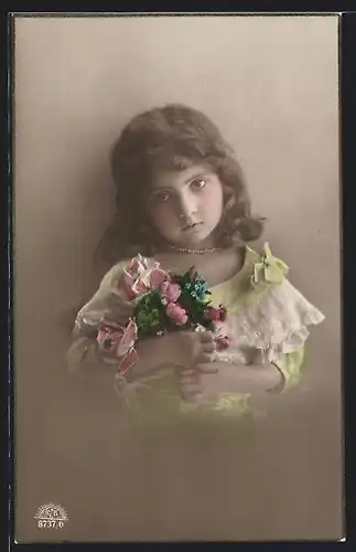 Foto-AK R & K / L Nr. 8737/6: Kleines Mädchen mit Blumenstrauss im Arm